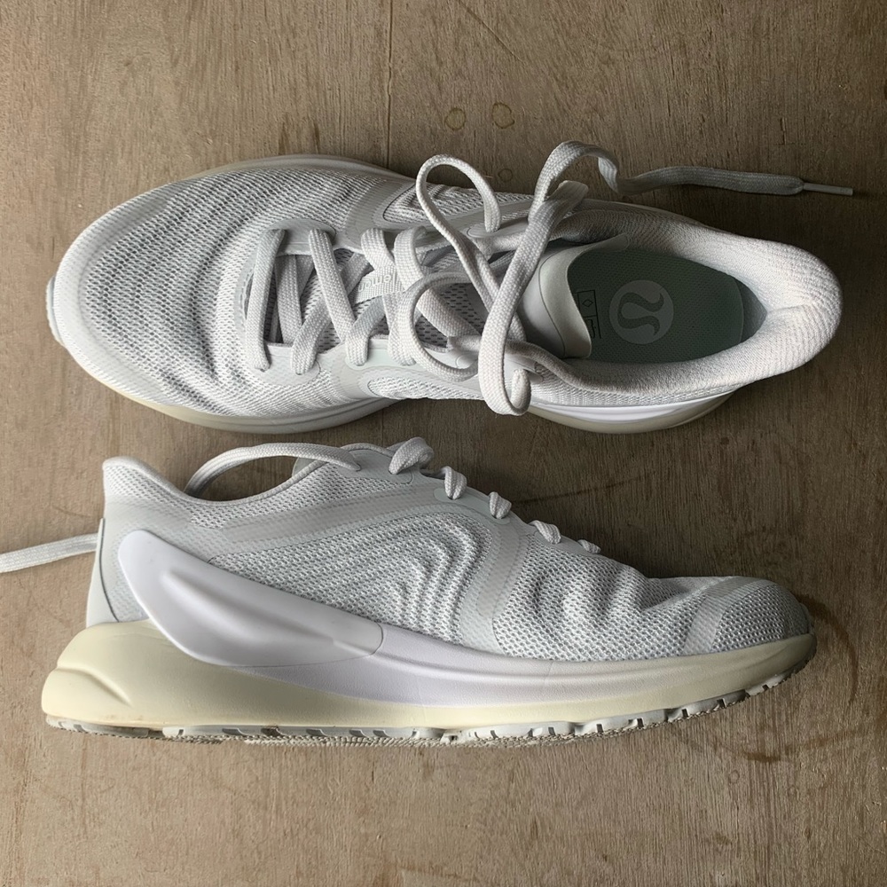 BRAND NEW Lulu lemon Blissfeel run 2 womens shoes, worn once.